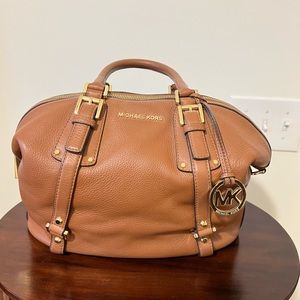 MICHAEL KORS,  IN MINT CONDITION. NO SCRATCHES. GOLD TONE HARDWARE.